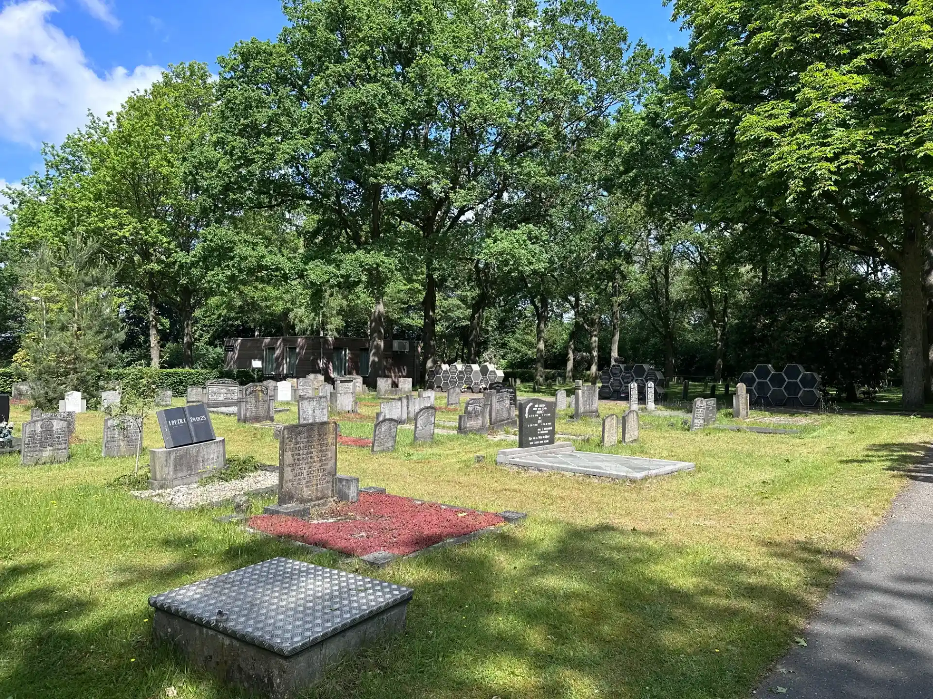 Graven op Begraafplaats Elim